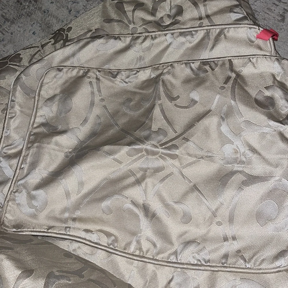 Comforter and 2 shams / pillow cases